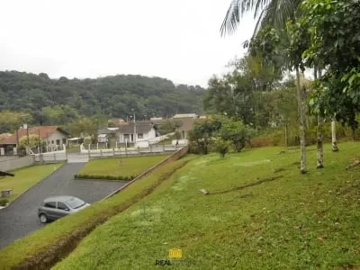 Dos fundos do terreno para frente