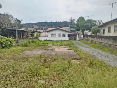 Fachada da casa e terreno