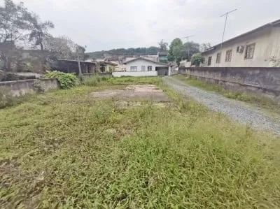 Fachada da casa e terreno