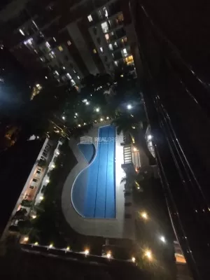 Vista noturna piscina