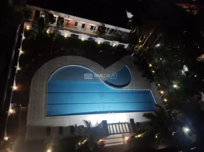 Vista noturna piscina