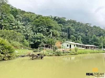 Lagoa e casa