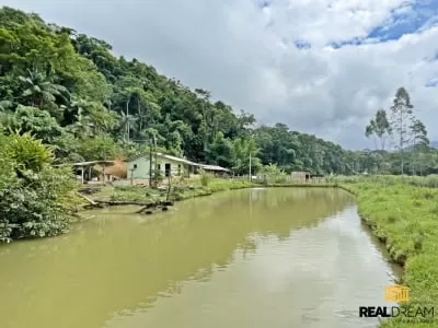 Lagoa e casa