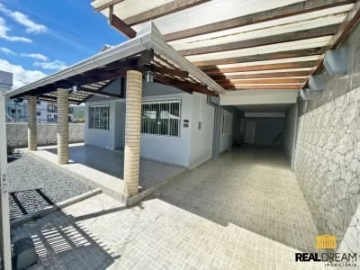 Pátio e garagem